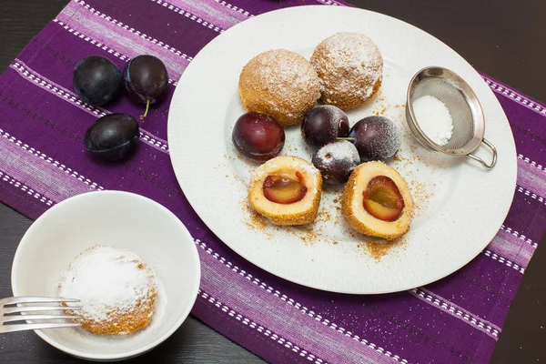 Süße Zwetschgenknödel — Stockfoto