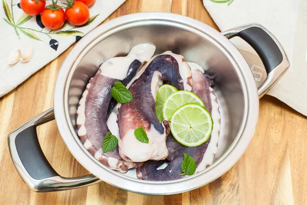 Frische ungekochte Tintenfische. — Stockfoto