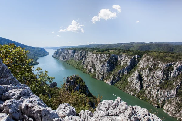 Sırpça-Romanya sınırında Tuna gorge 