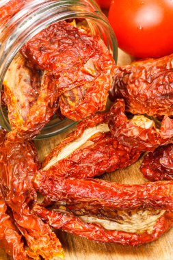 Güneş kurutulmuş domates