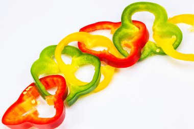 Dilimlenmiş biberler beyaz üzerine izole edilmiş.
