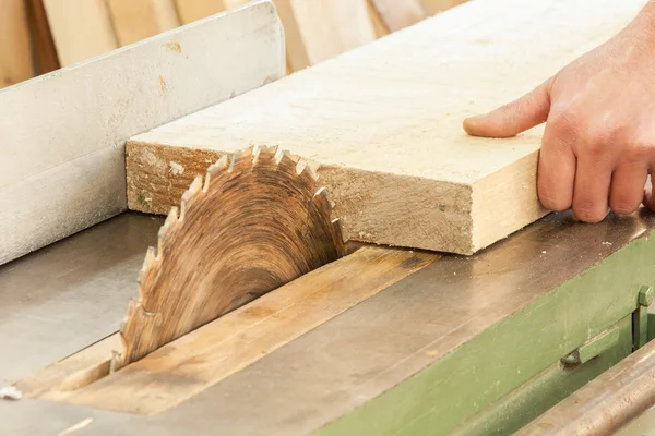 Ein Schreiner arbeitet an der Holzbearbeitung der Werkzeugmaschine — Stockfoto