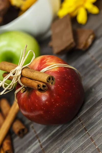 Rode, groene appel en kaneel stokken — Stockfoto