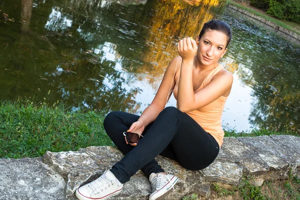 Young woman enjoying in music outdoors — Stock Photo, Image