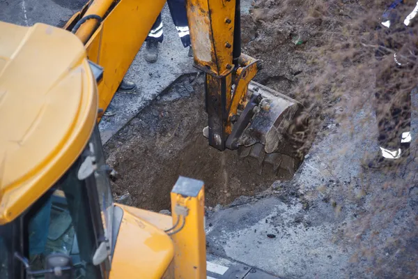 Bagger gräbt ein Loch — Stockfoto