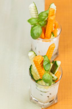 bir cam sebze çubukları