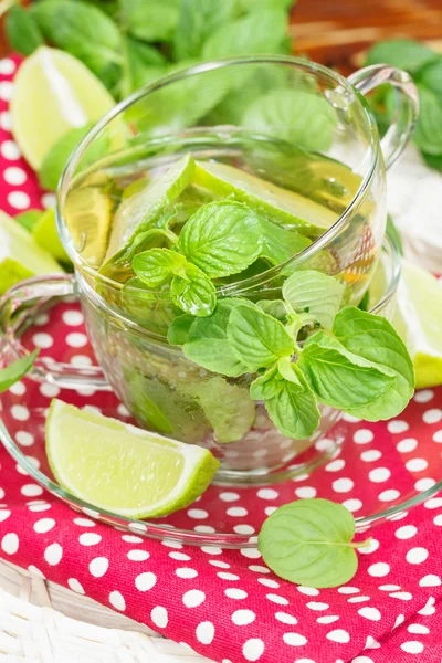Munt en limoen iced groene thee — Stockfoto