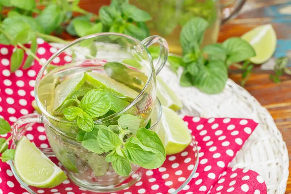 Munt en limoen iced groene thee — Stockfoto