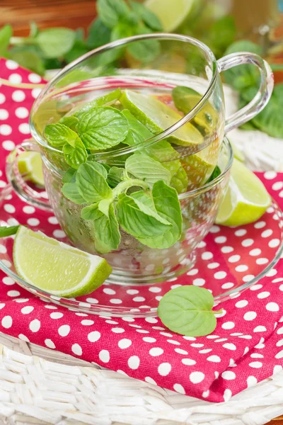 Tè verde freddo alla menta e lime — Foto Stock