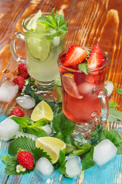 Strawberry and lime  mojito — Stock Photo, Image