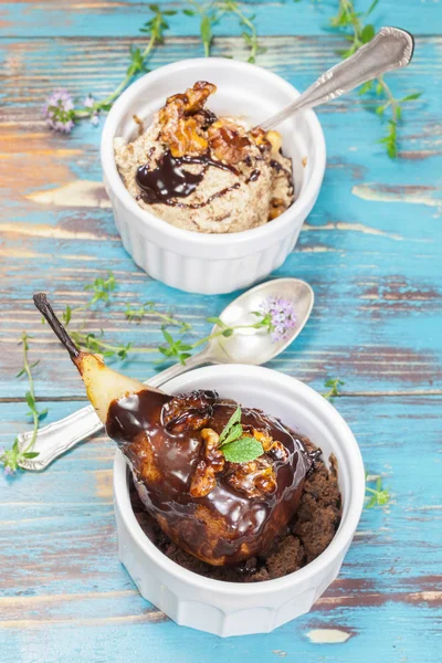 Helado y pera escalfada con salsa de chocolate caliente —  Fotos de Stock