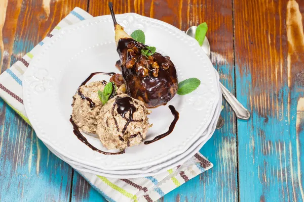 Çikolata sosu ve dondurma ile haşlanmış armut — Stok fotoğraf