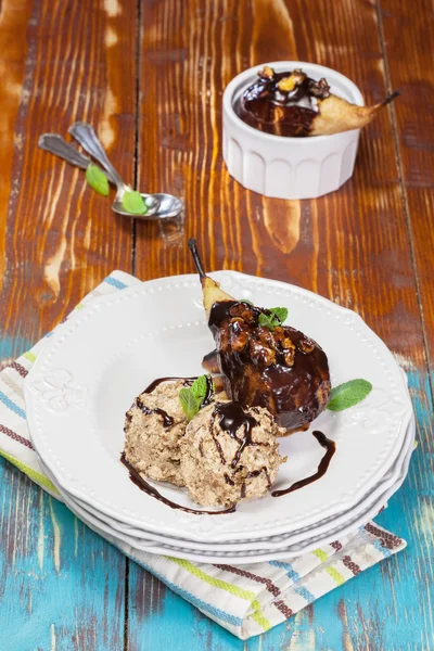 Pochierte Birne mit Schokoladensauce und Eis — Stockfoto