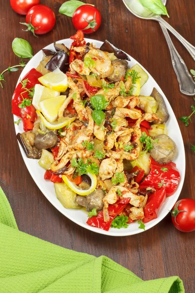 Tavuk ve sebze stir fry — Stok fotoğraf