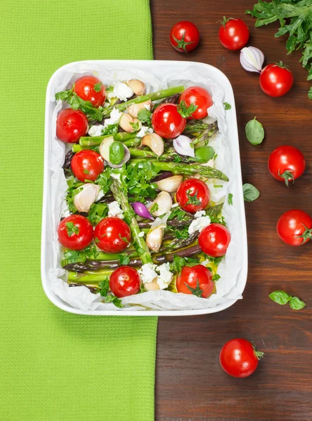 Gebratener Spargel und Kirschtomaten — Stockfoto