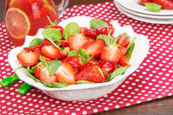 Ensalada de espinacas de fresa —  Fotos de Stock