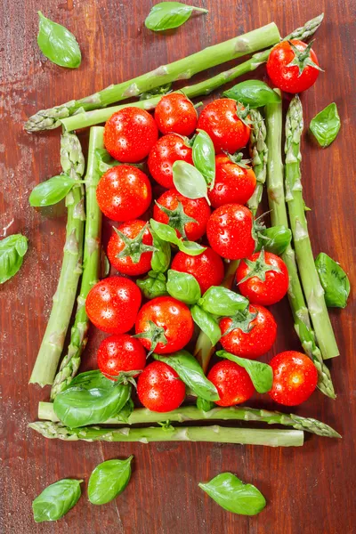 Зеленая спаржа и помидоры черри — стоковое фото
