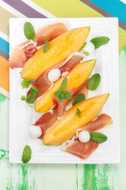 kavun dilimleri prosciutto ve mozzarella ile