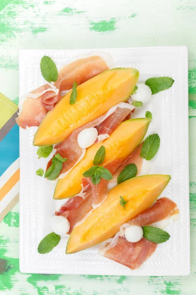 Rodajas de melón con jamón y mozzarella — Foto de Stock