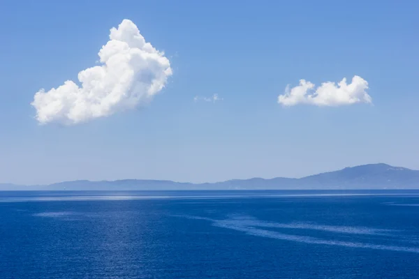 Deniz, gökyüzü ve bulutlar güzel arka plan — Stok fotoğraf