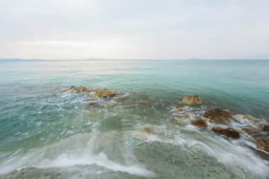 güzel kayalık deniz plaj