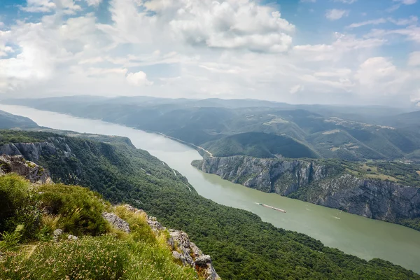 Rio Danúbio no desfiladeiro da Porta de Ferro — Fotografia de Stock