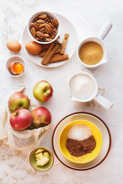 Připravuju Jablečný Koláč Připravit Lahodný Jablečný Koláč Ingredience Pultu Horní — Stock fotografie