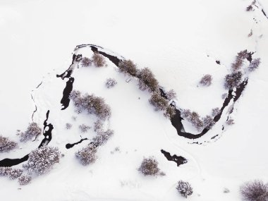 Kışın kayalık nehirle birlikte dağ manzarası. Crni Rzav detayı, Zlatibor, Sırbistan. Hava görünümü