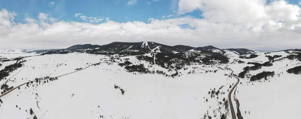Χιονισμένο Ορεινό Τοπίο Αεροφωτογραφία Του Δρόμου Και Χιονοδρομικού Κέντρου Tornik — Φωτογραφία Αρχείου