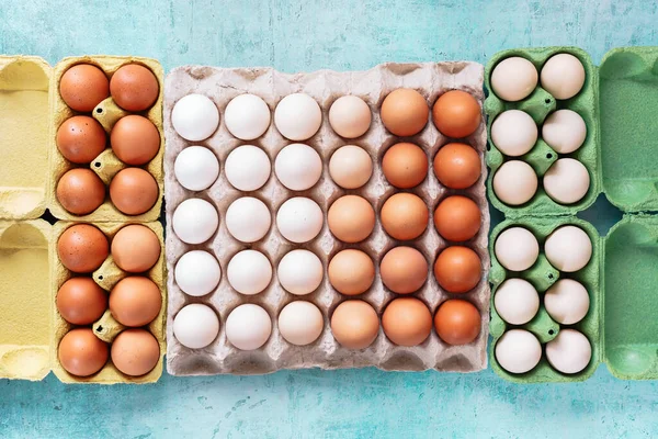Вільний Асортимент Органічних Курячих Яєць Різних Картонних Кольорових Яєчних Лотках — стокове фото