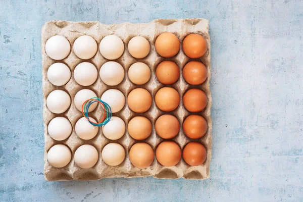 Белые Коричневые Свежие Органические Яйца Переработанной Картонной Коробке Резинками Вид — стоковое фото