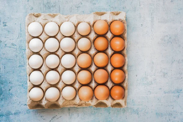 Свіжі Курячі Яйця Розташовані Порядку Від Світлого Темного Еко Картонній — стокове фото