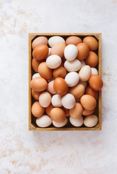 Фермерские Яйца Коллекция Свежих Органических Куриных Яиц Фермы Деревянной Коробке — стоковое фото