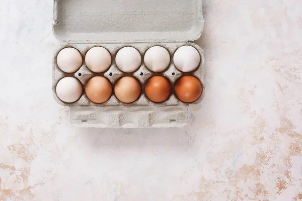 Свіжі Яйця Розташовані Градієнті Кольору Яєчній Коробці Десять Білих Коричневих — стокове фото
