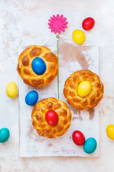 Włoski Chleb Wielkanocny Farbowanymi Jajkami Rustykalnym Stole Kuchennym Wesołych Świąt — Zdjęcie stockowe