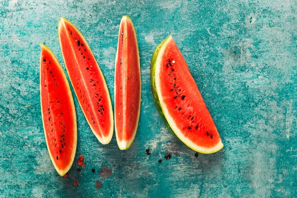 Plátky Čerstvého Zralého Melounu Semínky Rustikálně Natřeném Dřevěném Pozadí Horní — Stock fotografie