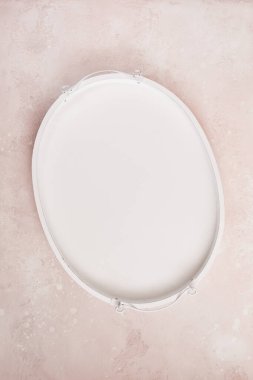 Kırsal arka planda boş ahşap servis tepsisi. Üst görünüm, boş boşluk