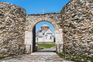Studenica Manastırı. Manastır Kompleksinin dış görünüşü. Raska bölgesi, Sırbistan.