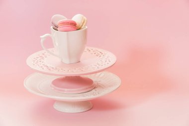 Pasta çeşitli renklerde duruyor ve üzerinde de bir fincan kurabiye var. Boşluğu kopyala, seçici odak