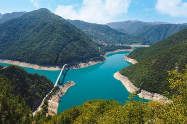 Ünlü Piva kanyonu ve göl üzerindeki köprü. Doğa seyahati geçmişi, Pluine Belediyesi, Karadağ. 