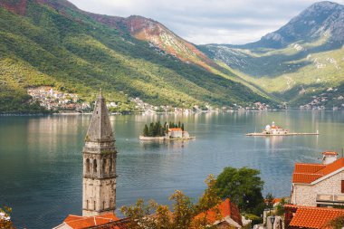 Perast, Akdeniz 'in güzel manzarası. Büyük çan kulesi ve St. George adaları ve arka planda 