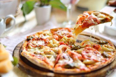 orijinal İtalyan deniz ürünleri pizza