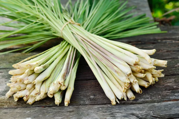 Lemon Grass auf Holz Hintergrund — Stockfoto