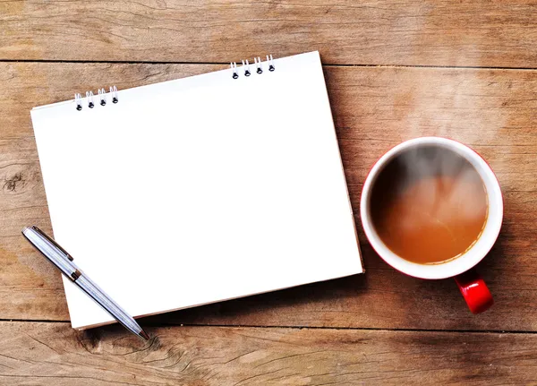 Hot coffee with note on wood background — Stock Photo, Image