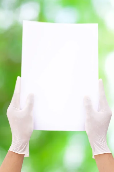 Fehér könyv az aszeptikus kezében — Stock Fotó