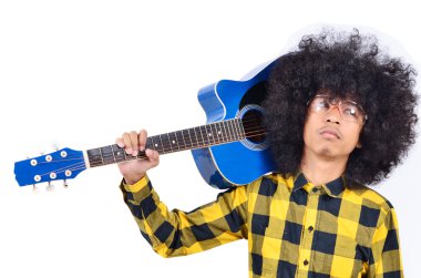 genç adam uzun saçlı ve mavi gitar ile