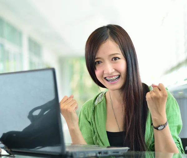 Όμορφη νεαρός φοιτητής έχουν καλές ειδήσεις στην οθόνη του υπολογιστή — Φωτογραφία Αρχείου