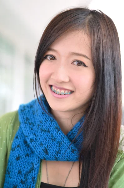 Schöne junge Studentin lächelt und zeigt Zahnspangen — Stockfoto