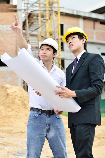 iki mühendis çalışıyor