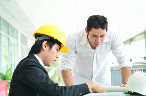 Dos ingenieros planean seriamente —  Fotos de Stock